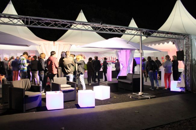 Une terrasse VIP¨avec mobilier en résine : canapé lounge fauteuil lounge et sa table basse lounge